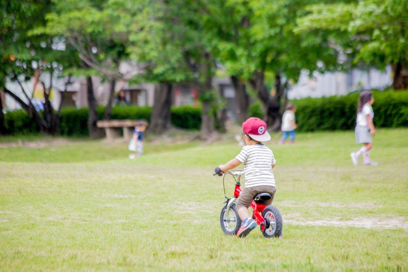 自転車に乗る子